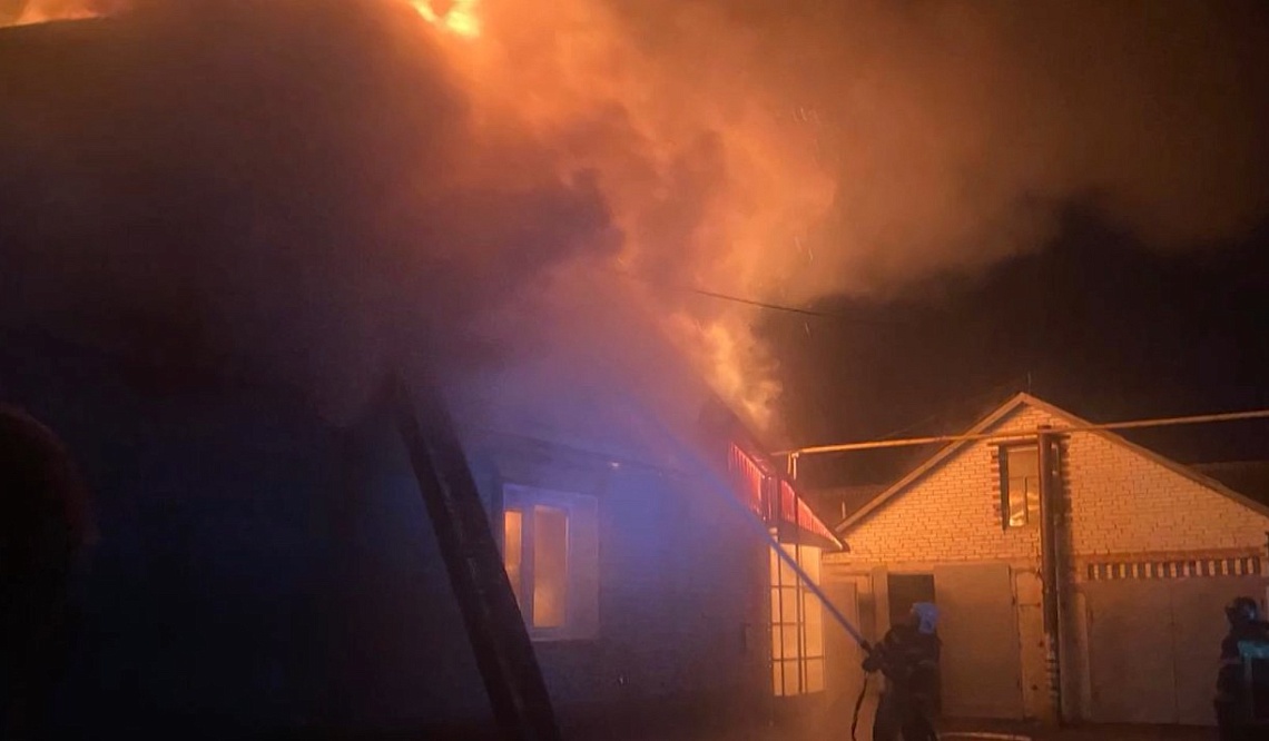 В Лопатино загорелся двухквартирный жилой дом